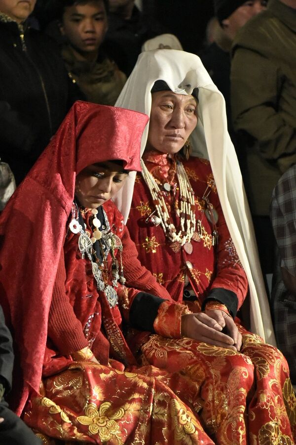 Такую одежду памирские кыргызки надевают только на праздники - Sputnik Кыргызстан