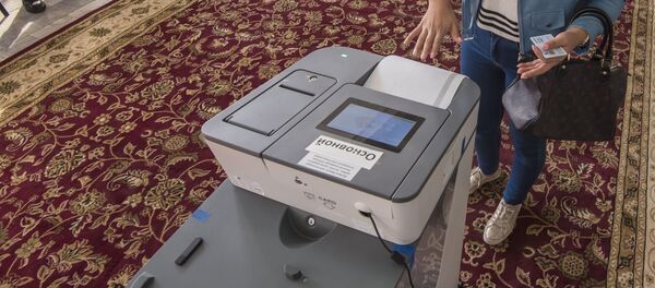 Бишкекчанка во время голосования. Архивное фото - Sputnik Кыргызстан