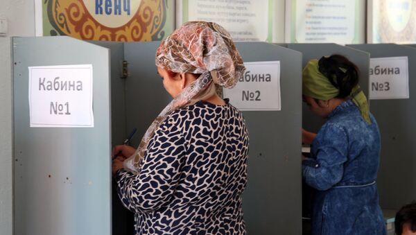 Избиратели в кабинке голосования. Архивное фото - Sputnik Кыргызстан