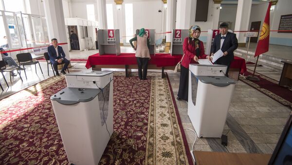 Бишкекчане во время голосования на избирательном участке. Архивное фото - Sputnik Кыргызстан
