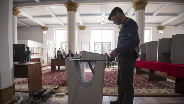 Мужчина во время голосования на избирательном участке. Архивное фото - Sputnik Кыргызстан