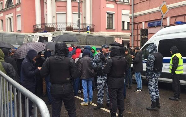У посольства установлены ограждения, полиция обеспечивает правопорядок. - Sputnik Кыргызстан