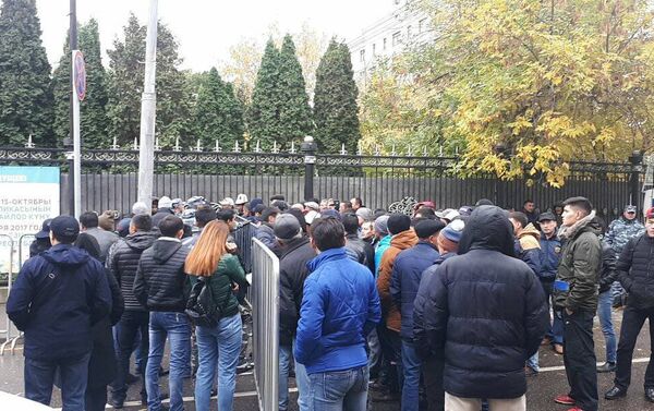 У посольства собрались сотни человек. - Sputnik Кыргызстан