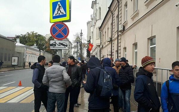 В Москве кыргызстанцы недовольны тем, что не могут себя найти в списках избирателей, они собрались у посольства - Sputnik Кыргызстан