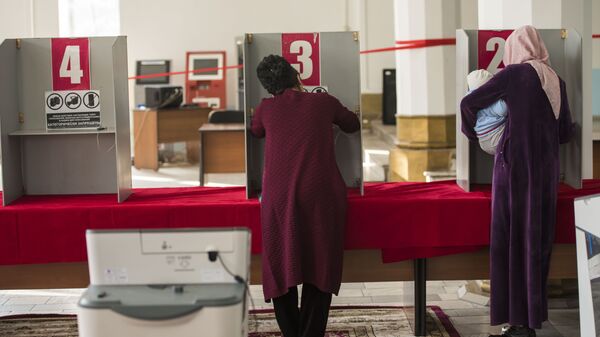 Избиратели в кабинке голосования в ходе голосования. Архивное фото - Sputnik Кыргызстан