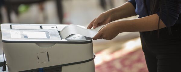 Избиратель во время голосования. Архивное фото - Sputnik Кыргызстан