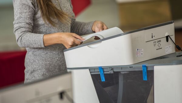 Девушка голосует на избирательном участке. Архивное фото - Sputnik Кыргызстан