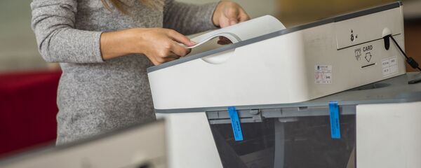 Девушка голосует на избирательном участке. Архивное фото - Sputnik Кыргызстан