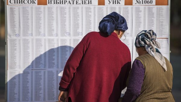 Аялдар фамилияларын шайлоочулардын тизмесинен издеп турушат. Архив - Sputnik Кыргызстан