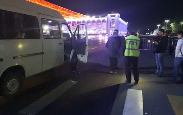 Примерно в 22.40 на пересечении проспекта Чуй и улицы Раззакова маршрутка сбила девушку на пешеходном переходе - Sputnik Кыргызстан