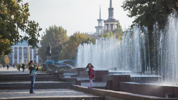 Женщина с дочерью у фонтанов на аллее Молодежи в Бишкеке. Архивное фото - Sputnik Кыргызстан
