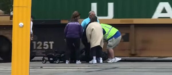 Колясочника за секунду до столкновения вытащили из-под поезда — видео Колясочника за секунду до столкновения вытащили из-под поезда — видео - Sputnik Кыргызстан