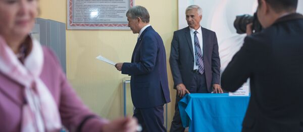 Экс-президент Кыргызстана Алмазбек Атамбаев на избирательном участке во время выборов президента Кыргызстана. Архивное фото - Sputnik Кыргызстан