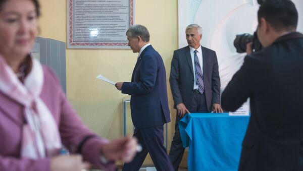 Экс-президент Кыргызстана Алмазбек Атамбаев на избирательном участке во время выборов президента Кыргызстана. Архивное фото - Sputnik Кыргызстан