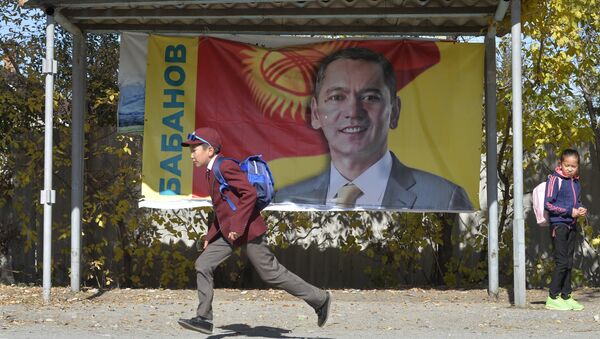 Мальчик проходит мимо предвыборного билборда парламента кандидата в президенты Омурбека Бабанова. Архивное фото - Sputnik Кыргызстан