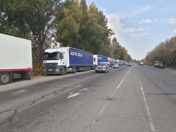 Затор из фур на КПП Ак-Тилек - Sputnik Кыргызстан