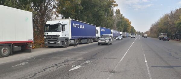 Кыргызстан менен Казакстандын чек арасында кезекте турган жүк ташуучу унаалар - Sputnik Кыргызстан