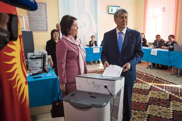 Действующий президент Кыргызстана Алмазбек Атамбаев на выборах с супругой - Sputnik Кыргызстан