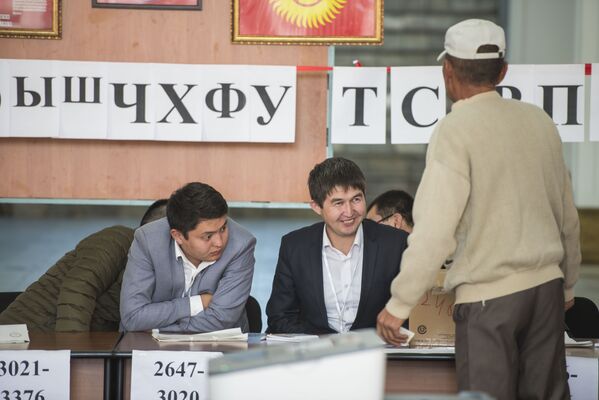 Второе место занял Омурбек Бабанов с 33,78 процента голосов - Sputnik Кыргызстан