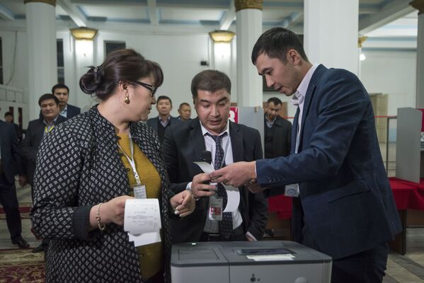 Зампред ЦИК Республики Беларусь Вадим Ипатов заявил, что в Кыргызстане за последние несколько лет прошли самые честные выборы на территории всего СНГ - Sputnik Кыргызстан