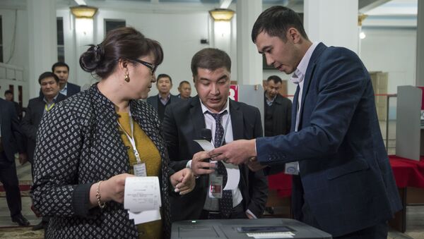 Наблюдатели во время на избирательном участке. Архивное фото - Sputnik Кыргызстан