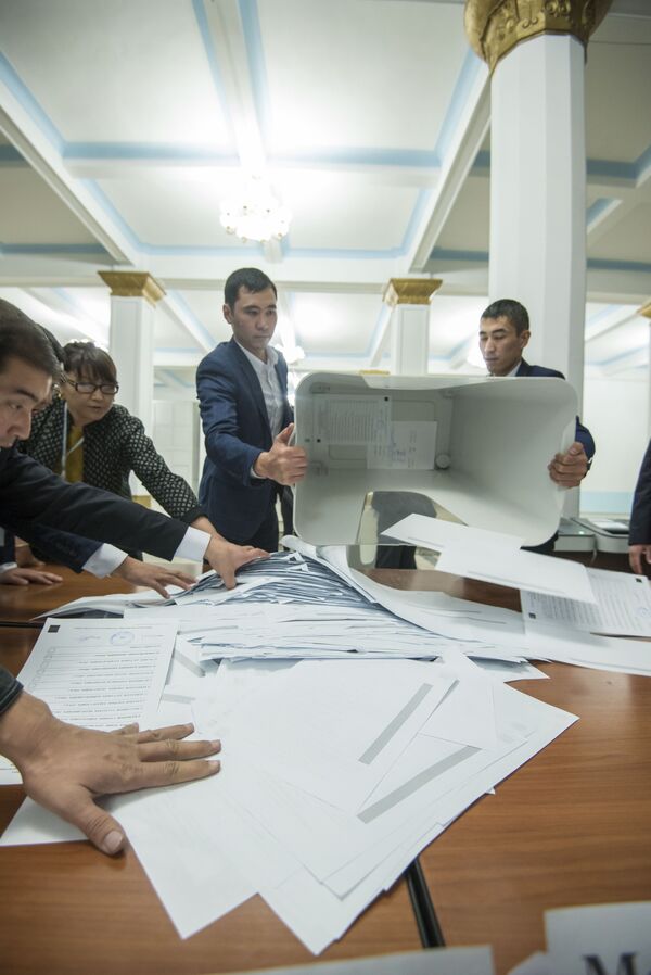 По официальным данным, в общей сложности на выборы было потрачено почти 362 миллиона сомов, или 5,3 миллиона долларов - Sputnik Кыргызстан