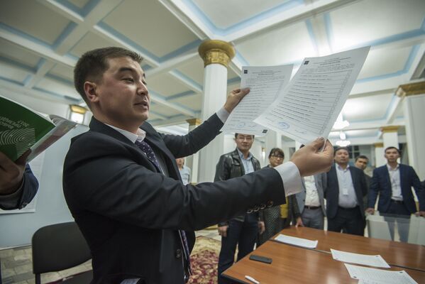 На эти средства можно было кормить всех кыргызстанских школьников почти 11 месяцев - Sputnik Кыргызстан