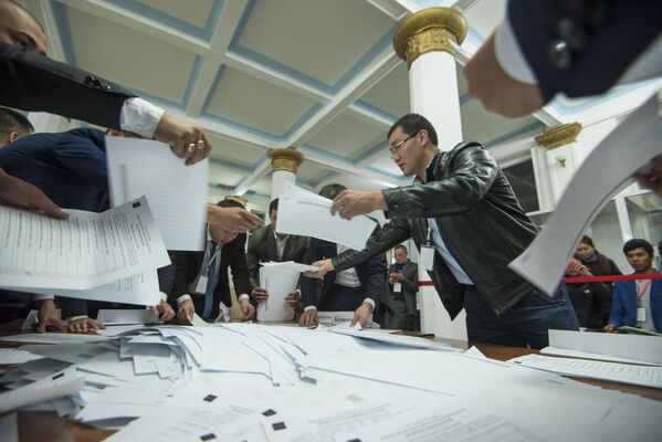 Если разделить сумму потраченных на выборы средств, то голос каждого избирателя обошелся в 218 сомов. - Sputnik Кыргызстан