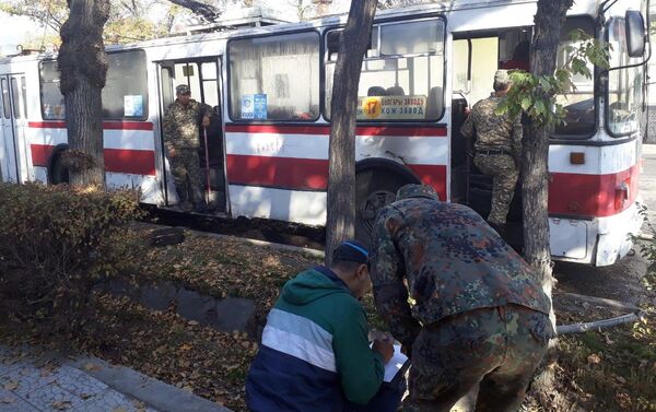 В Бишкеке горел троллейбус №17, сообщил читатель Sputnik Кыргызстан. - Sputnik Кыргызстан