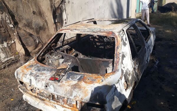 В ночь на 17 октября неизвестные подожгли машину Fiat, которая сгорел дотла, кроме того, была попытка поджога Subaru, Toyota и одного из домов. - Sputnik Кыргызстан