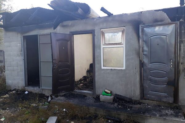 ... андан кийин времянкага өрт коюлган ... андан кийин времянкага өрт коюлган - Sputnik Кыргызстан