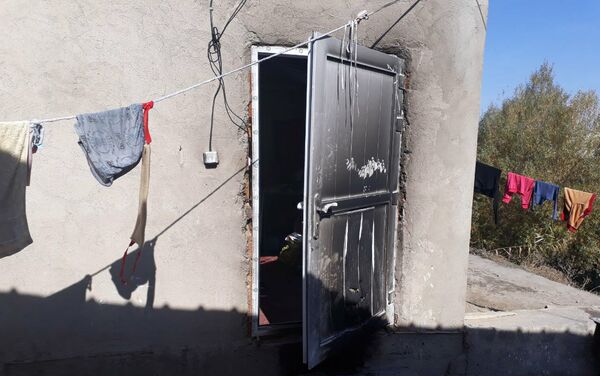 Преступник проник во двор жилого дома, снял с веревки белье, сложил его под дверь и поджег - Sputnik Кыргызстан