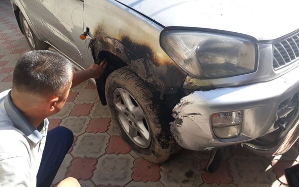 Последствия поджога автомобиля в селе Маевка Аламудунского района - Sputnik Кыргызстан