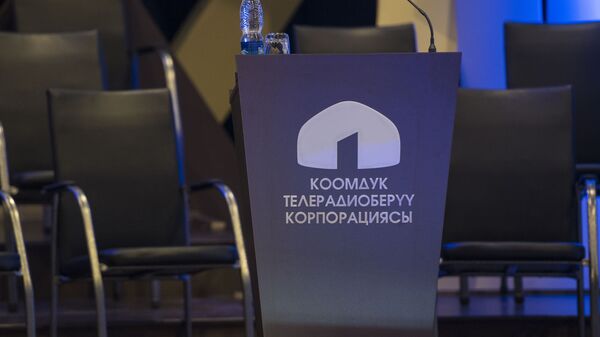 Логотип телеканала КТРК на кафедре для выступления на теледебатах кандидатов. Архивное фото - Sputnik Кыргызстан