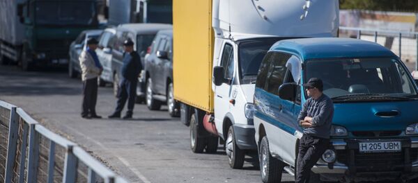 Люди стоят в очереди на КПП Ак-Тилек - Sputnik Кыргызстан