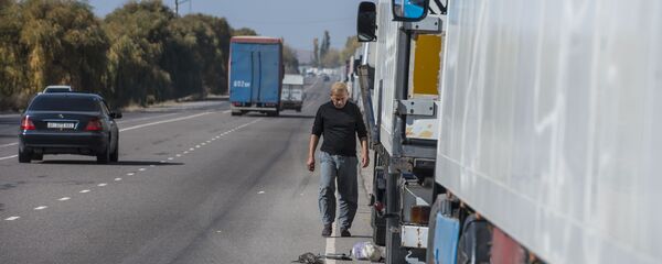 Ак-Тилек көмөмөл пунктунда кезекте турган жүк ташуучу унаалар - Sputnik Кыргызстан
