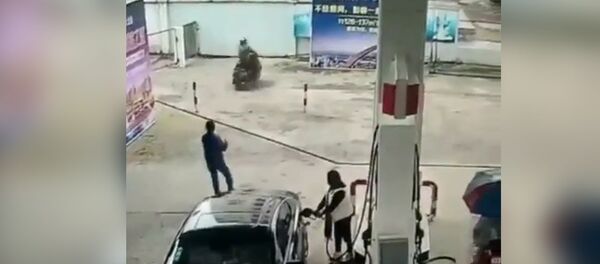 Мгновенная карма — вор поплатился за кражу через 8 секунд - Sputnik Кыргызстан