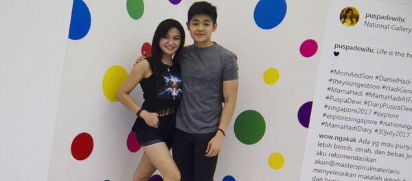 Жительница Джакарты 50-летняя Пуспа Деви со своим сыном. Фото со страницы Instagram пользователя puspadewihc - Sputnik Кыргызстан