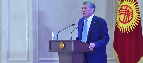 Атамбаев Назарбаев тууралуу сүйлөп жатып эмоцияга алдырганын билдирди. Видео Атамбаев Назарбаев тууралуу сүйлөп жатып эмоцияга алдырганын билдирди. Видео - Sputnik Кыргызстан