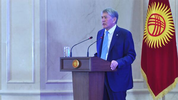 Атамбаев Назарбаев тууралуу сүйлөп жатып эмоцияга алдырганын билдирди. Видео - Sputnik Кыргызстан