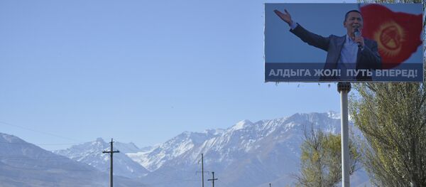 Лошади пасутся на поле рядом с щитом кандидата в президенты Кыргызстана Омурбека Бабанова. Архивное фото - Sputnik Кыргызстан
