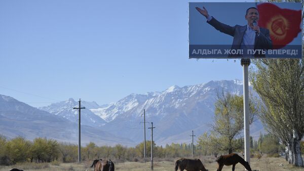 Лошади пасутся на поле рядом с щитом кандидата в президенты Кыргызстана Омурбека Бабанова. Архивное фото - Sputnik Кыргызстан