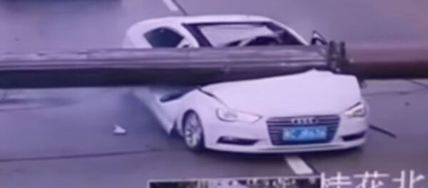 Китаец чудом выжил после того, как на его машину упал башенный кран, — видео - Sputnik Кыргызстан