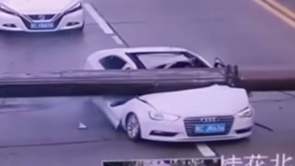 Китаец чудом выжил после того, как на его машину упал башенный кран, — видео - Sputnik Кыргызстан
