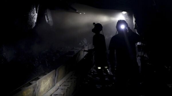 Рабочие в угольной шахте. Архивное фото - Sputnik Кыргызстан