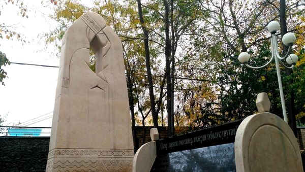 Мемориал Слезы матерей жертвам июньским событиям в 2010 году в Оше - Sputnik Кыргызстан