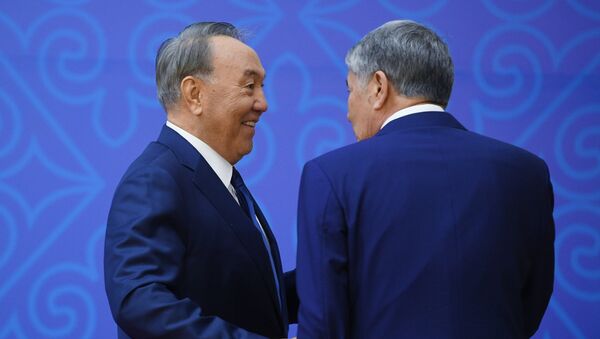 Президент Казахстана Нурсултан Назарбаев и экс-президент КР Алмазбек Атамбаев. Архивное фото - Sputnik Кыргызстан