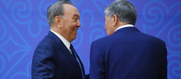 Президент Казахстана Нурсултан Назарбаев и экс-президент КР Алмазбек Атамбаев. Архивное фото - Sputnik Кыргызстан