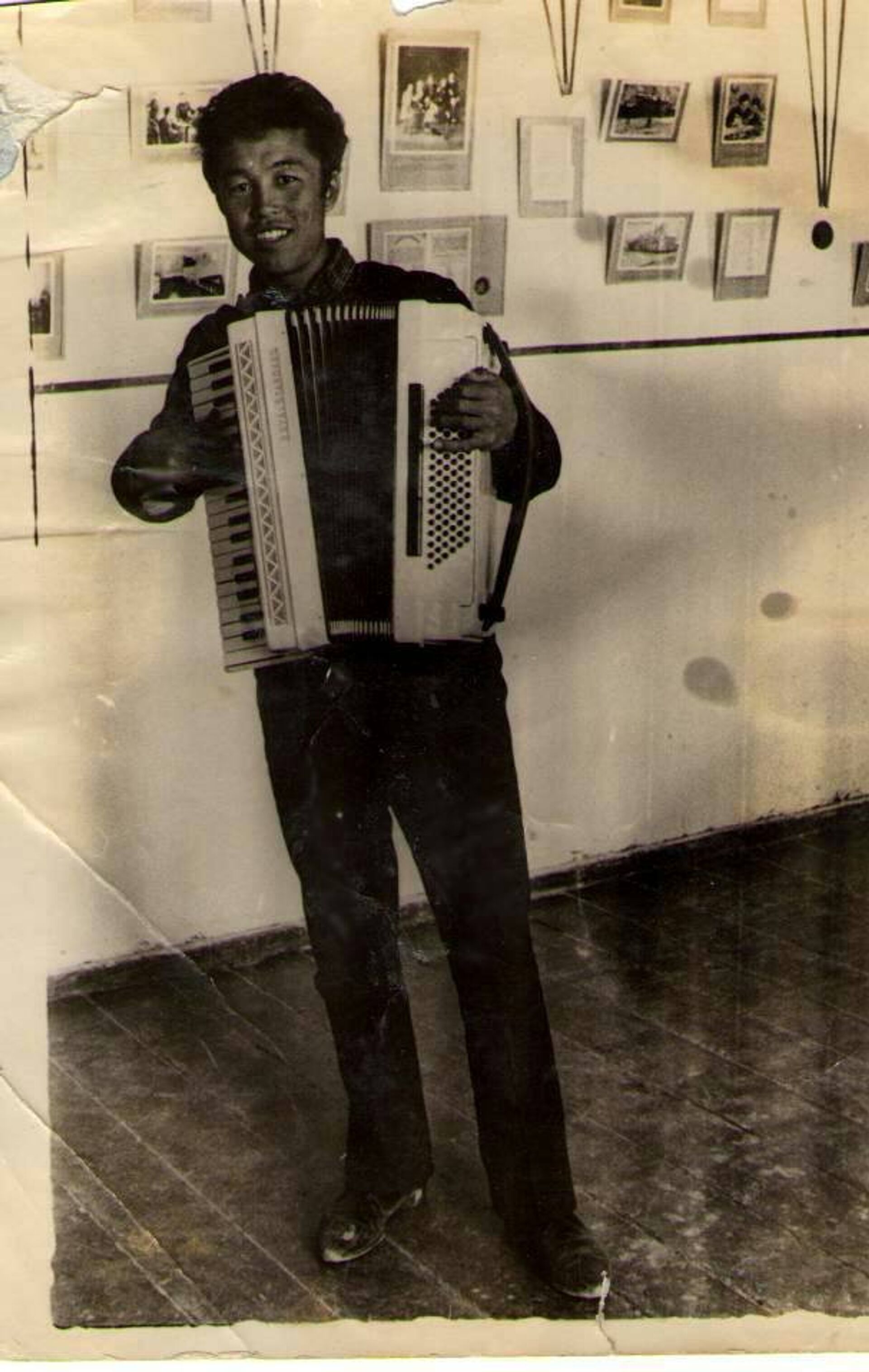 Народный артист КР, лауреат специальной номинации ЮНЕСКО, комузист и композитор Нурак Абдрахманов  - Sputnik Кыргызстан, 1920, 18.10.2025