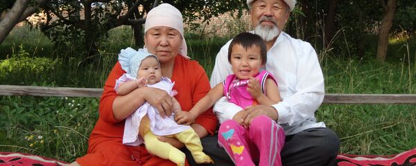 Нурак Абдрахманов байбичеси Күмүшай жана неберелери менен. Архивдик сүрөт - Sputnik Кыргызстан